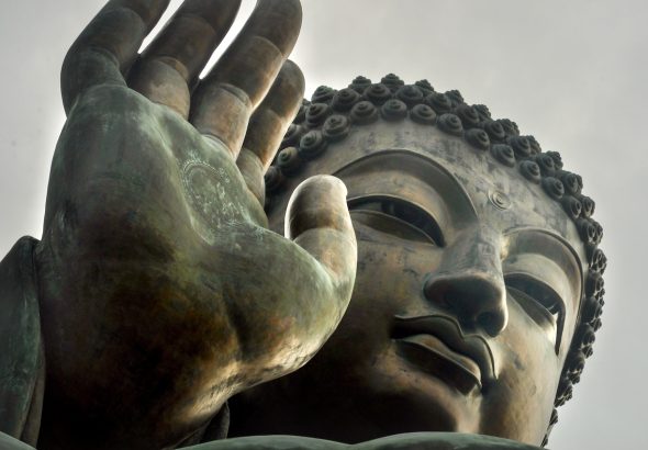 Toma desde un ángulo bajo del monumento a Buda Tian Tan bajo la luz del sol durante el día en Hong Kong.