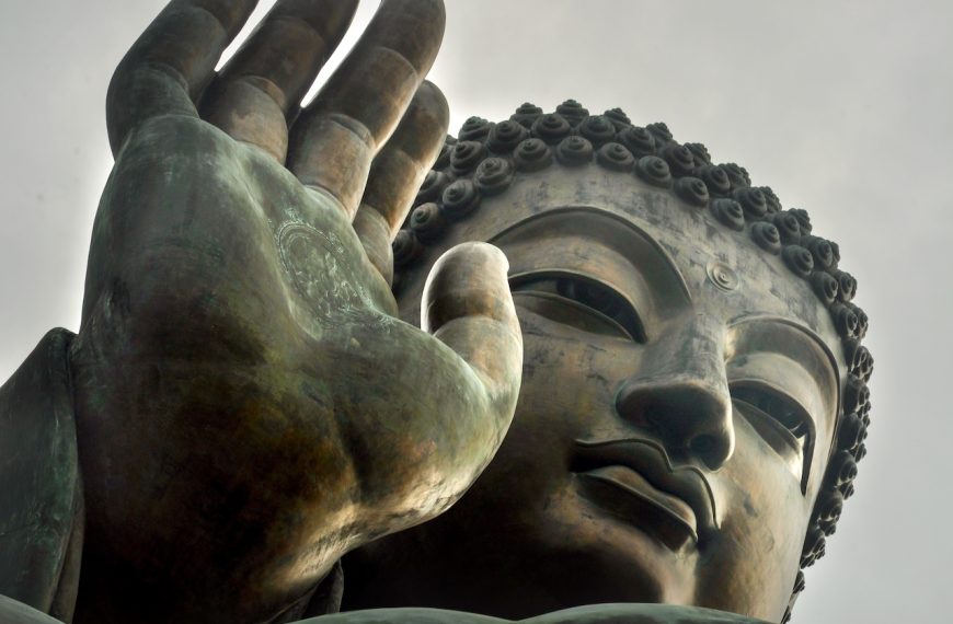 Toma desde un ángulo bajo del monumento a Buda Tian Tan bajo la luz del sol durante el día en Hong Kong.