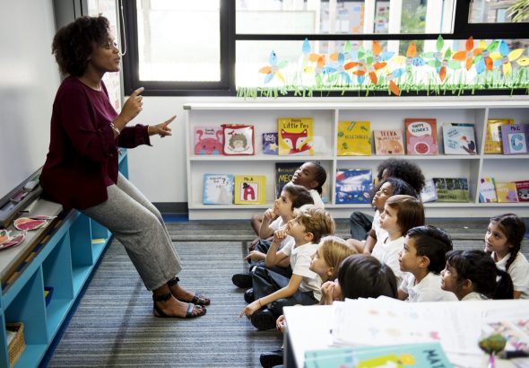 Niños en la escuela escuchan a su profesora en clase