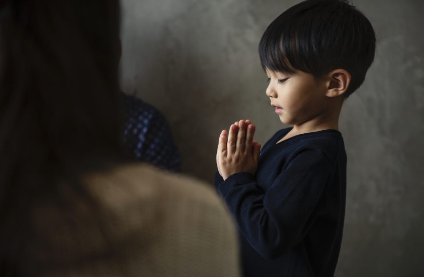 Niño japonés orando