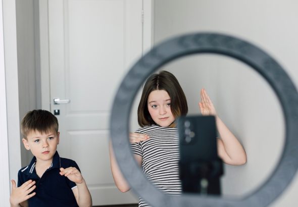 Niños frente a pantalla haciendo video para Tik Tok