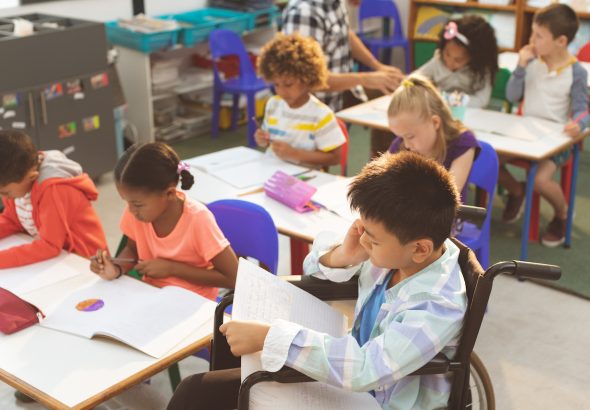 Vista aérea de escolares estudiando en el aula de la escuela