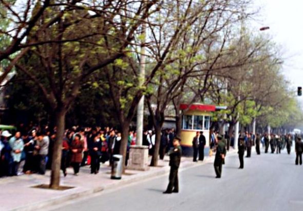 Cuando los practicantes de Falun Gong comenzaron a llegar a la calle Fuyou en la madrugada del 25 de abril, unos 1000 agentes de seguridad pública y policías de civil ya habían sido desplegados. (Minghui.org)