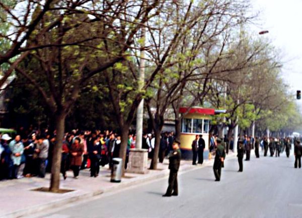 Cuando los practicantes de Falun Gong comenzaron a llegar a la calle Fuyou en la madrugada del 25 de abril, unos 1000 agentes de seguridad pública y policías de civil ya habían sido desplegados. (Minghui.org)