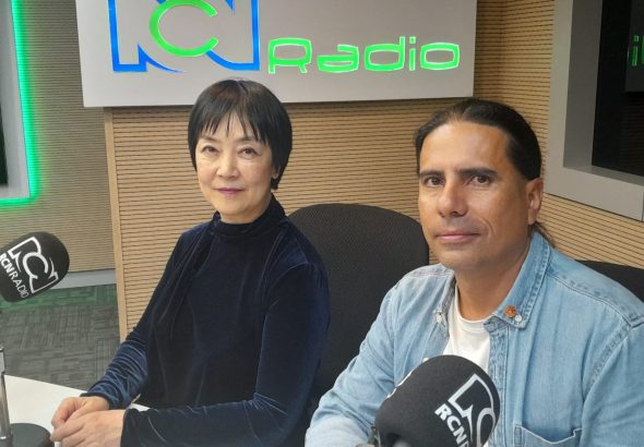 Jennifer Zeng y Jame Rincón en una entrevista en La Noche de RCN