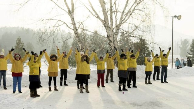 Practicantes de Falun Dafa meditando juntos en Irkutsk, Rusia (Minghui.org)