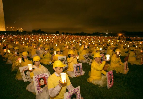 ​Vigilia con velas en el Monumento a Washington conmemorando a los practicantes de Falun Gong asesinados por la persecución en China. (Minghui.org)