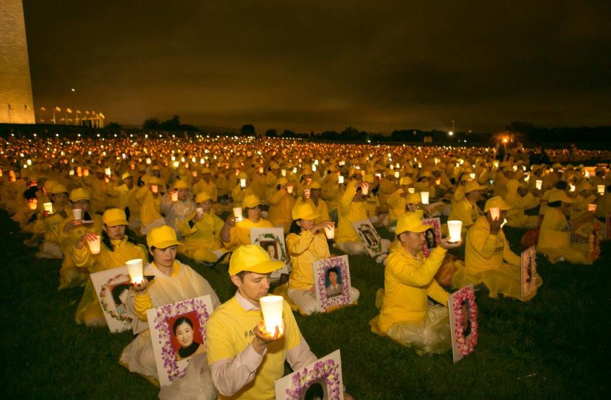 ​Vigilia con velas en el Monumento a Washington conmemorando a los practicantes de Falun Gong asesinados por la persecución en China. (Minghui.org)