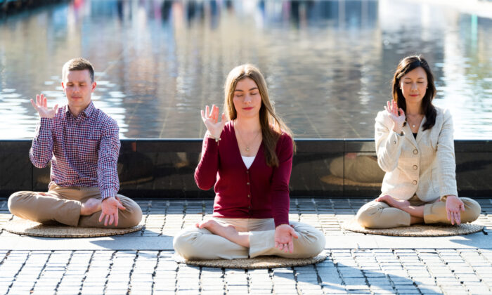 Quinto ejercicio de Falun Dafa la meditación en posición de loto. Foto de La Gran Epoca